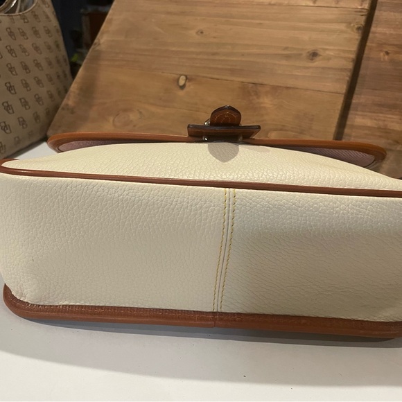 Dooney & Bourke Cream and Brown Shoulder Bag - Picture 4 of 11